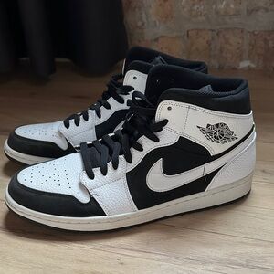 Nike Air Jordan Men's Black and White High-Tops